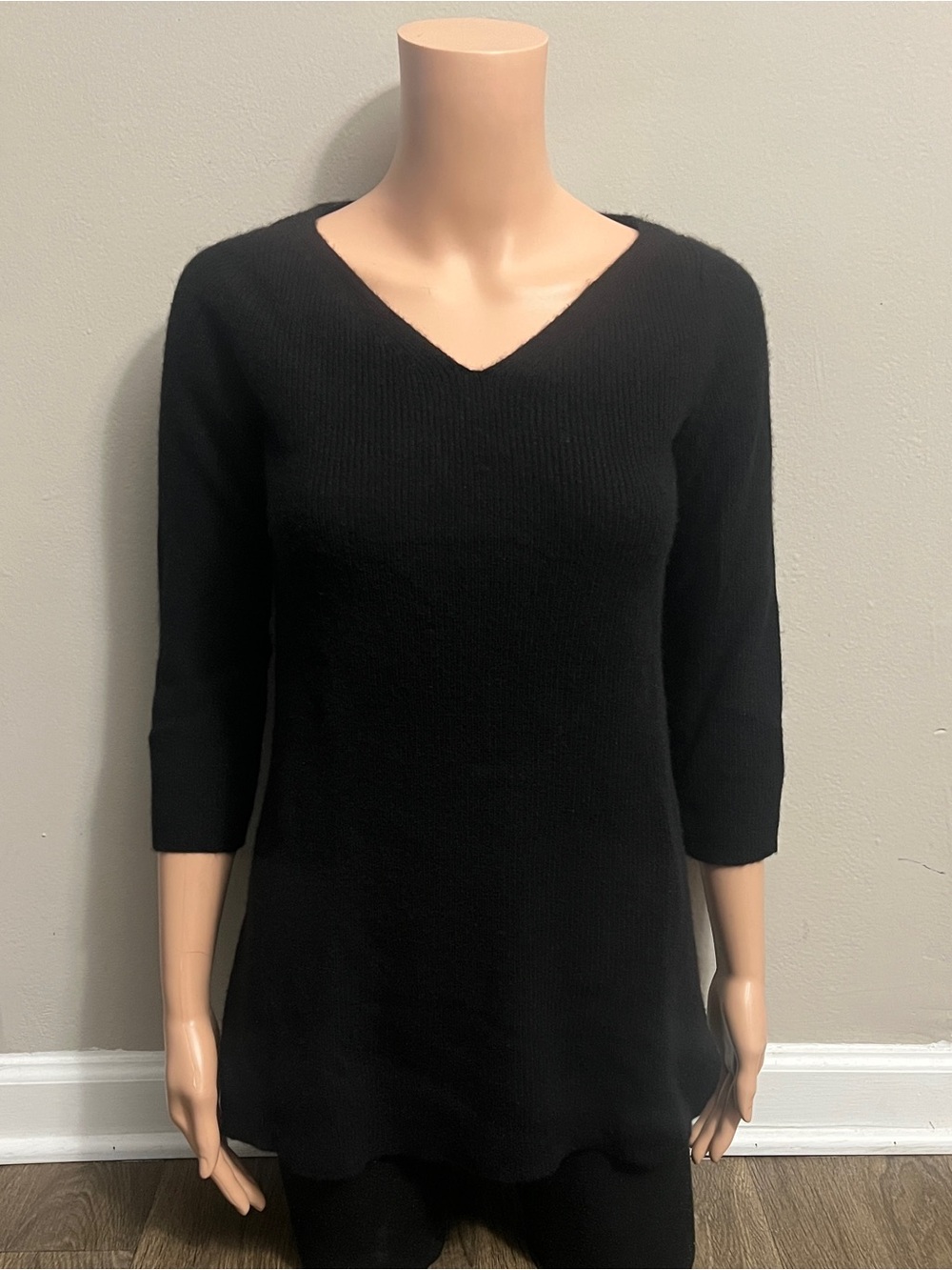 Neiman Marcus 100% Cashmere Collection Sweater Black Size XS V-Neck Neutral